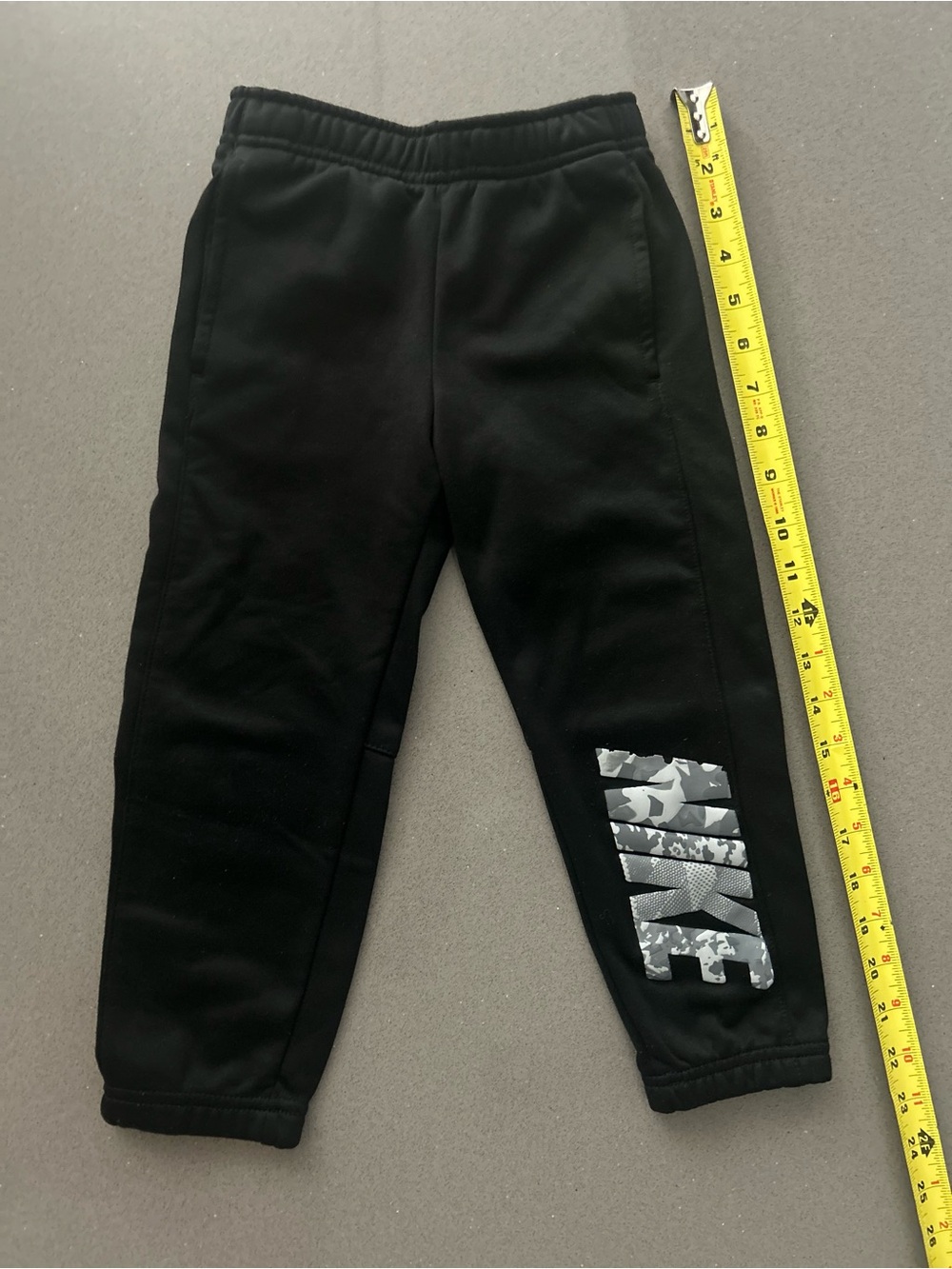 Nike Kids Black Jogger Sweatpants with Camo Logo size 5…